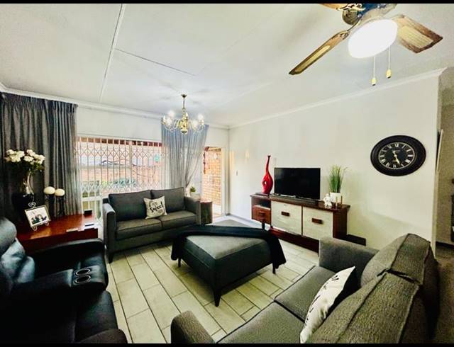 2 BEDROOM TOWNHOUSE FOR SALE IN VANDERBIJLPARK CE 1